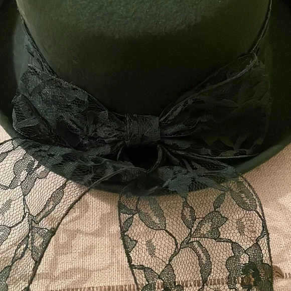 Wool hat with lace bow. - Picture 5 of 5